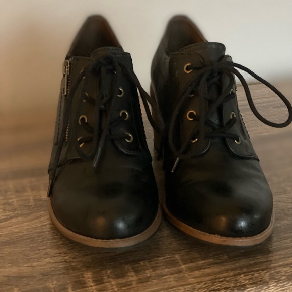 WHITE MOUNTAIN Desaray women's black vegan leather lace-up oxford heeled booties - Picture 2 of 8